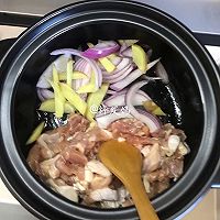 #一学就会快手菜#洋葱栗子鸡肉煲的做法图解3