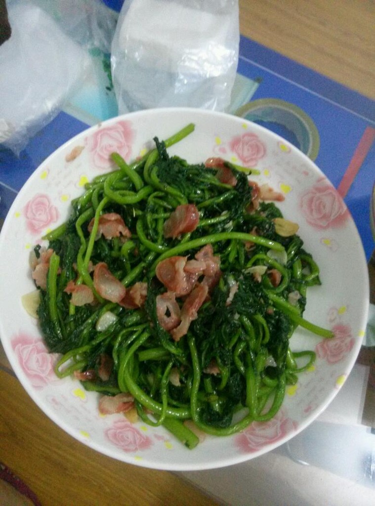 Stir fried dachshund with chrysanthemum