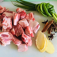 土豆排骨的做法图解1