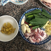 五花肉炒茭白的做法图解1