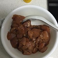 玉米豌豆炒肉丁的做法图解2