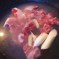 胡萝卜土豆排骨汤的做法图解1