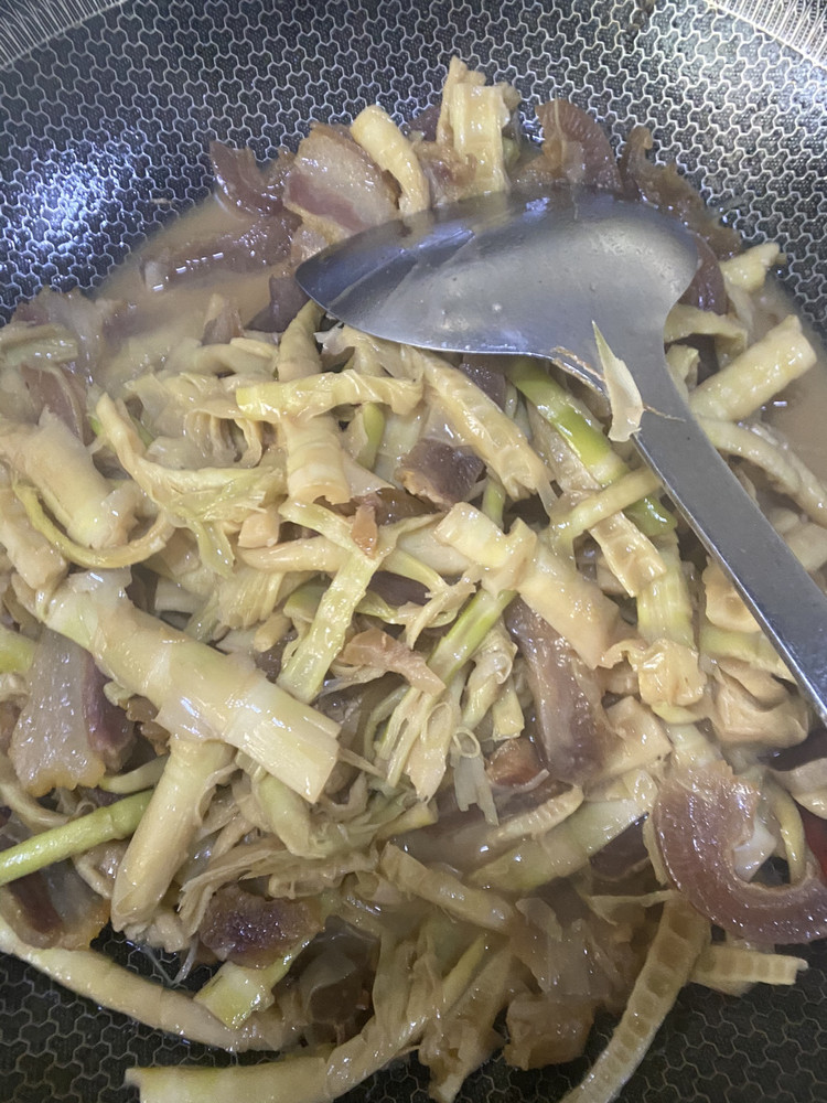 咸肉烧小笋子的做法
