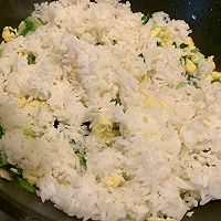 【荼靡美食】腊肠蛋炒饭的做法图解5