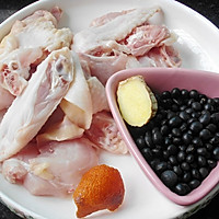 黑豆陈皮炖鸡汤--冬季暖身的做法图解1