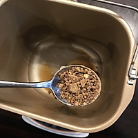 面包机版红糖全麦面包的做法图解3