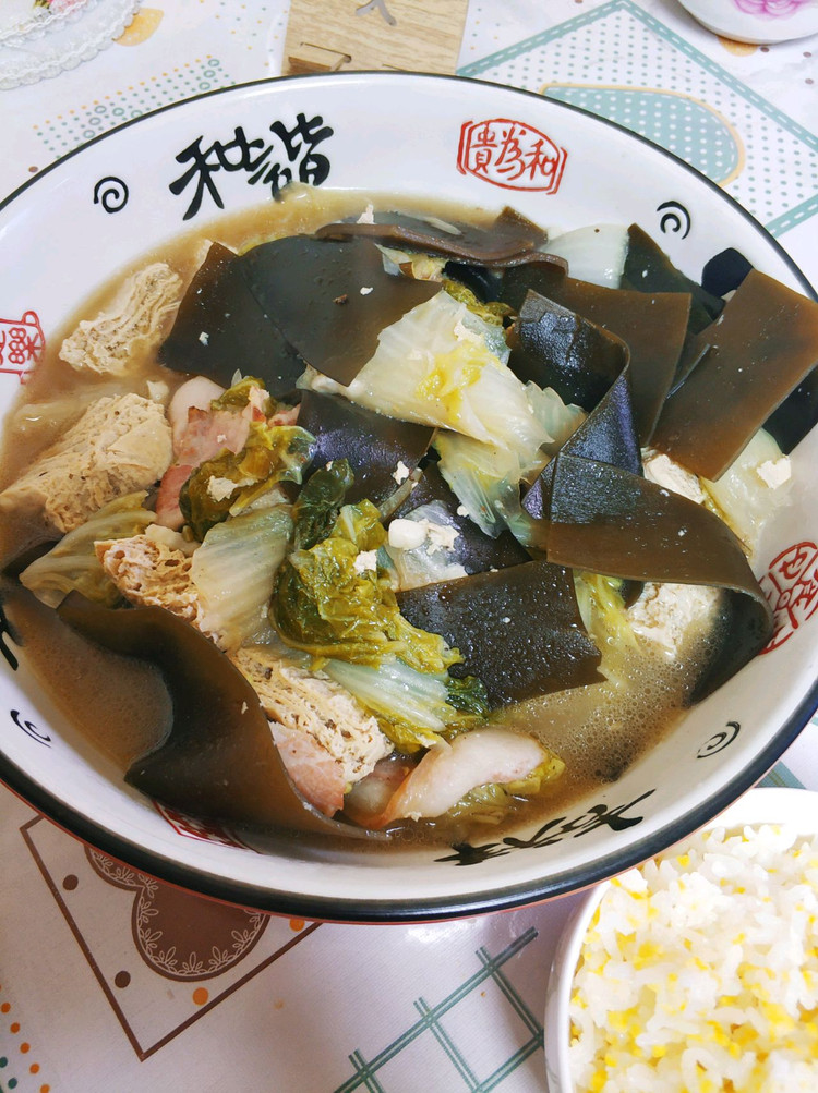 腊肉白菜冻豆腐炖海带的做法