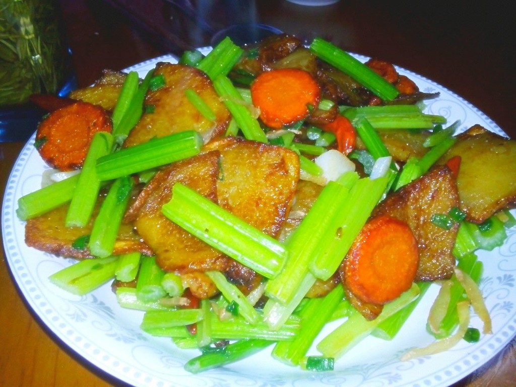 芹菜炒土豆，这样做太美味啦，方法很简单，上桌就被抢光