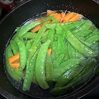 荷兰豆炒木耳的做法图解3