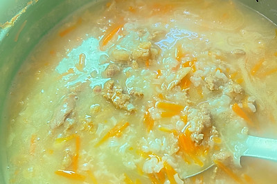 胡萝卜猪肉粥（不爱喝粥的宝宝都爱喝）