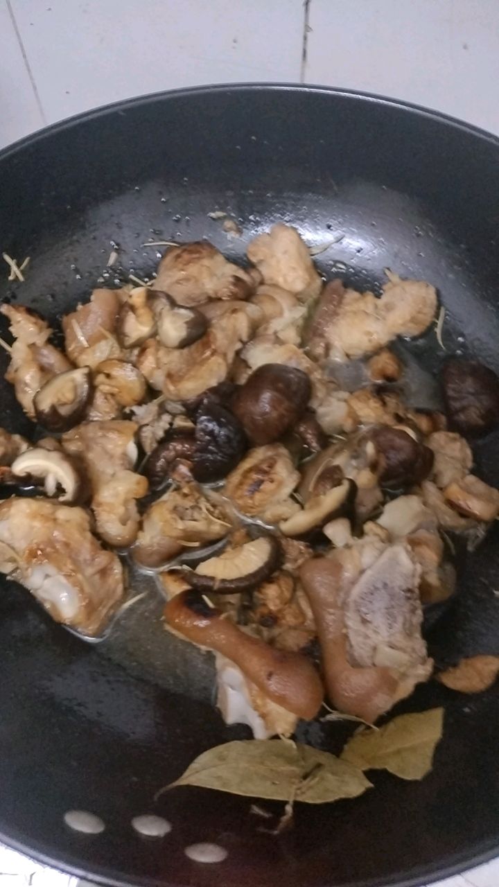 香菇焖猪脚的做法