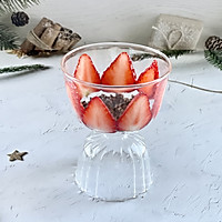 做一份圣诞甜品就是这么简单，威化饼草莓酸奶杯，颜值爆表的做法图解4