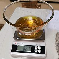 蛋黄莲蓉月饼的做法图解3