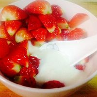 草莓酸奶～5分钟制作消脂小食的做法图解2