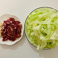 包菜炒腊肠的做法图解2