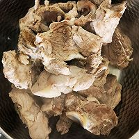 脊骨炖土豆豆角粉条的做法图解1