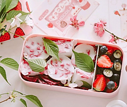 春日便当之樱花椰奶冻配莓果沙拉的做法