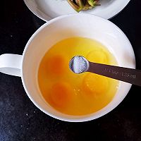 #餐桌上的春日限定#鲜嫩美味香椿炒蛋的做法图解2