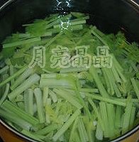 核桃炝芹菜的做法图解1