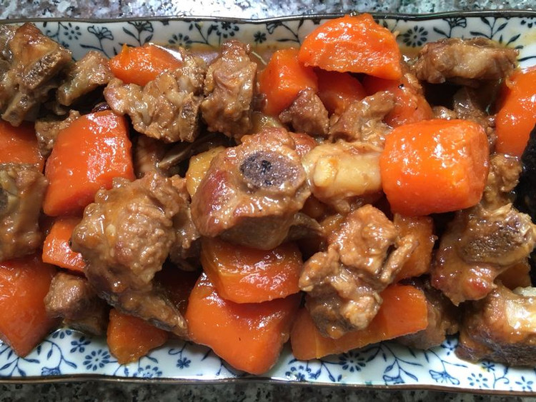胡萝卜炖排骨的做法