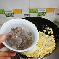 酸菜虾仁炒糯米饭#急速早餐#的做法图解4