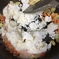 #换着花样吃早餐#营养好美味---土豆腊肠虾仁炒饭的做法图解7