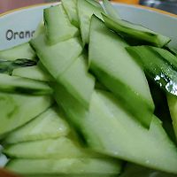 腊肉炒黄瓜的做法图解2