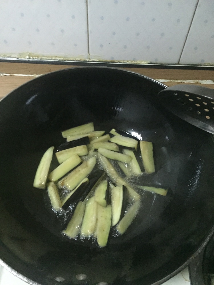 鱼香茄子的做法图解1