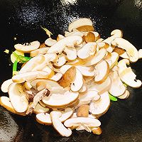 低脂美味～比肉还好吃的爆炒香菇的做法图解5