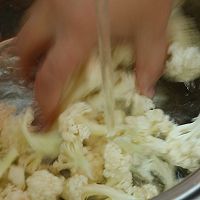 不用焯水，国民下饭菜--干煸菜花的做法图解3