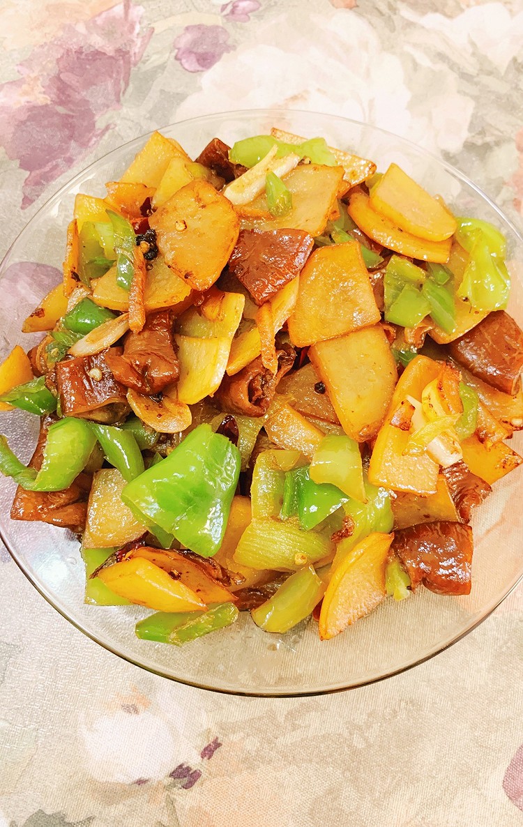 米饭杀手~尖椒肥肠土豆片的做法