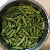 盐水毛豆的做法图解1