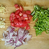 番茄香菇木耳青椒洋葱肉丝一起嗨的做法图解4