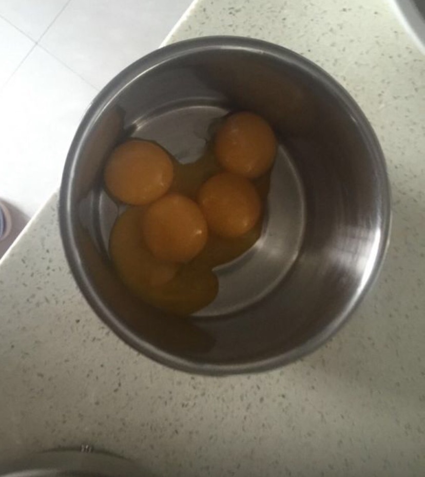 八寸戚风蛋糕的做法图解1