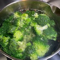 凉拌西兰花（浇汁儿）的做法图解1