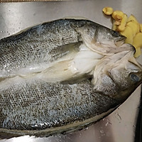 清蒸鲈鱼，超级简单的华丽大餐的做法图解2