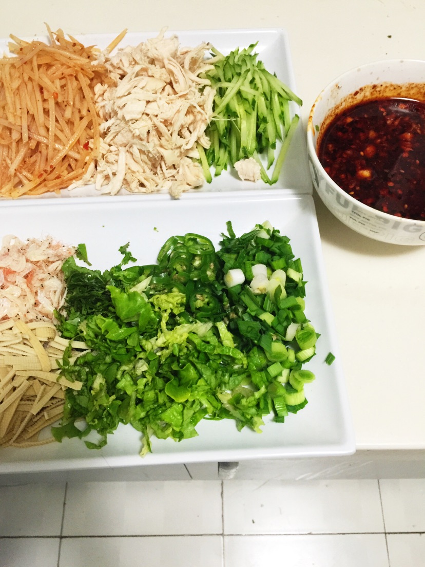 私房麻辣鸡丝凉面的做法图解1