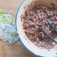 牛肉大葱包子的做法图解1