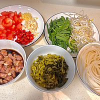 酸汤肉丁米线的做法图解1