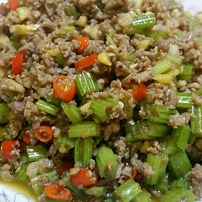 芹菜小米辣炒牛肉沫