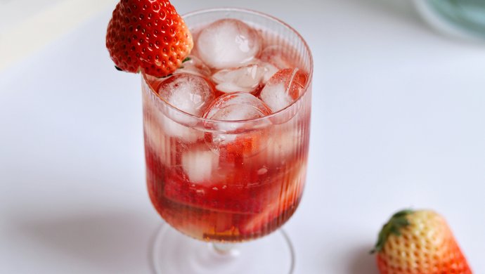 草莓微醺气泡酒，果香清爽喝不醉