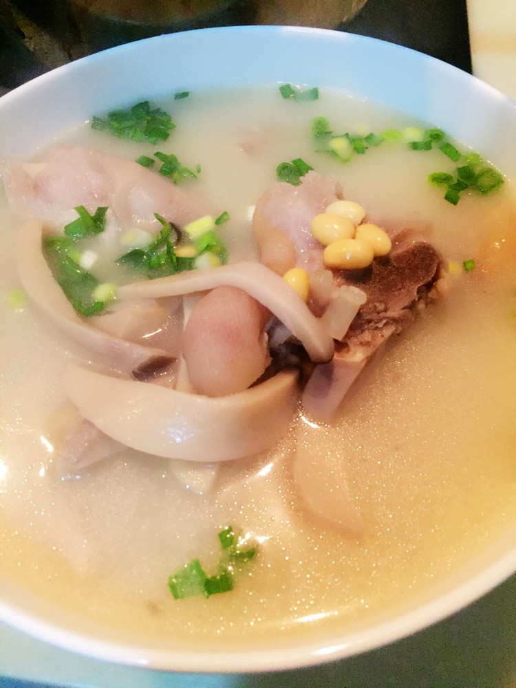 黄豆杏鲍菇炖猪蹄的做法