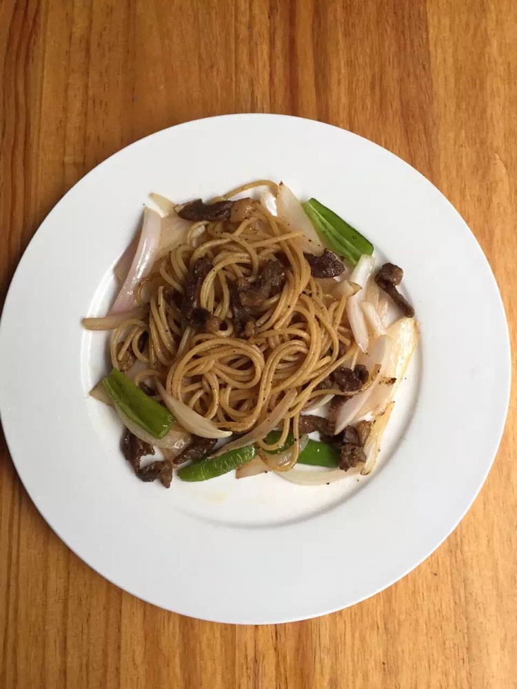 黑椒牛肉炒意粉的做法图解1