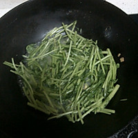 茼蒿炒蛋的做法图解1