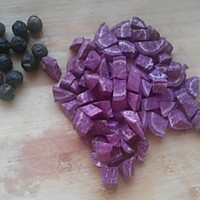 冰糖紫薯桂圆粥的做法图解2