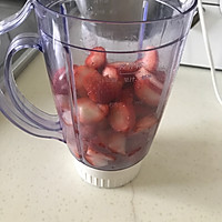 草莓慕斯杯的做法图解1
