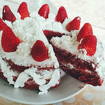 红丝绒草莓蛋糕