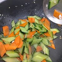 清炒黄瓜胡萝卜片的做法图解7