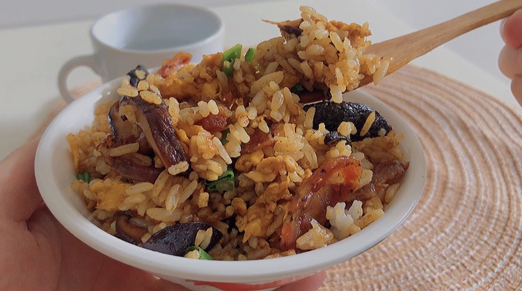 香菇腊肠酱油炒饭，小时候的味道的做法
