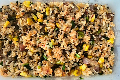 腊肉玉米莴笋叶炒饭